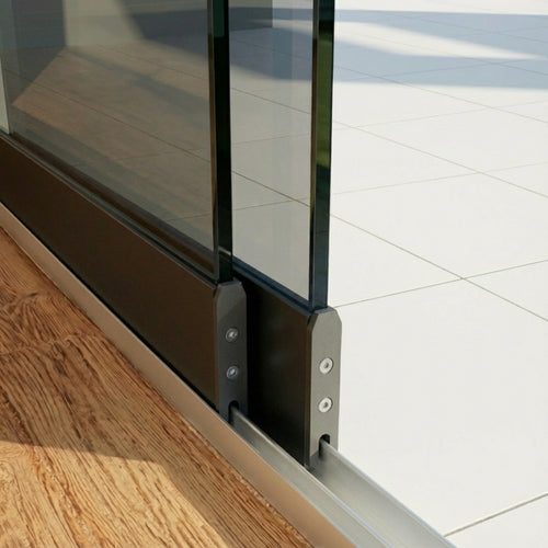 Detailbild_2_Schiebetueren_System_getoentes_Glas