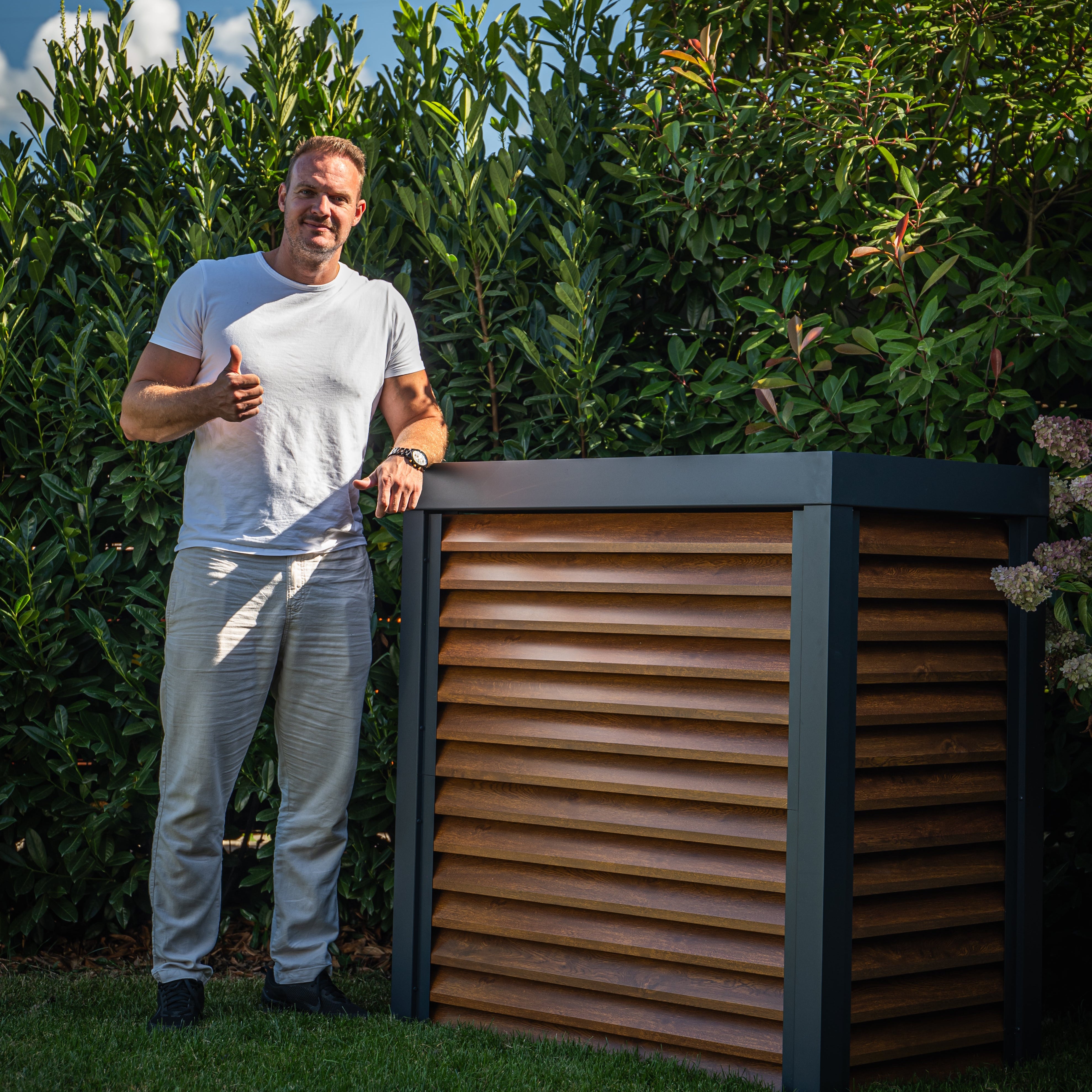 Wärmepumpenverkleidung aus Aluminium in Holzoptik für den Außenbereich, moderner Schutz für Wärmepumpen